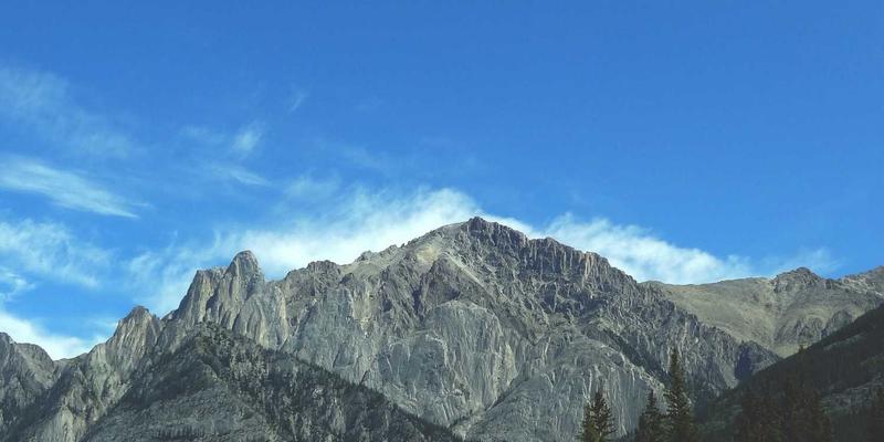 驾驭复杂曲面：五轴联动加工中心的精密编程策略与精度控制